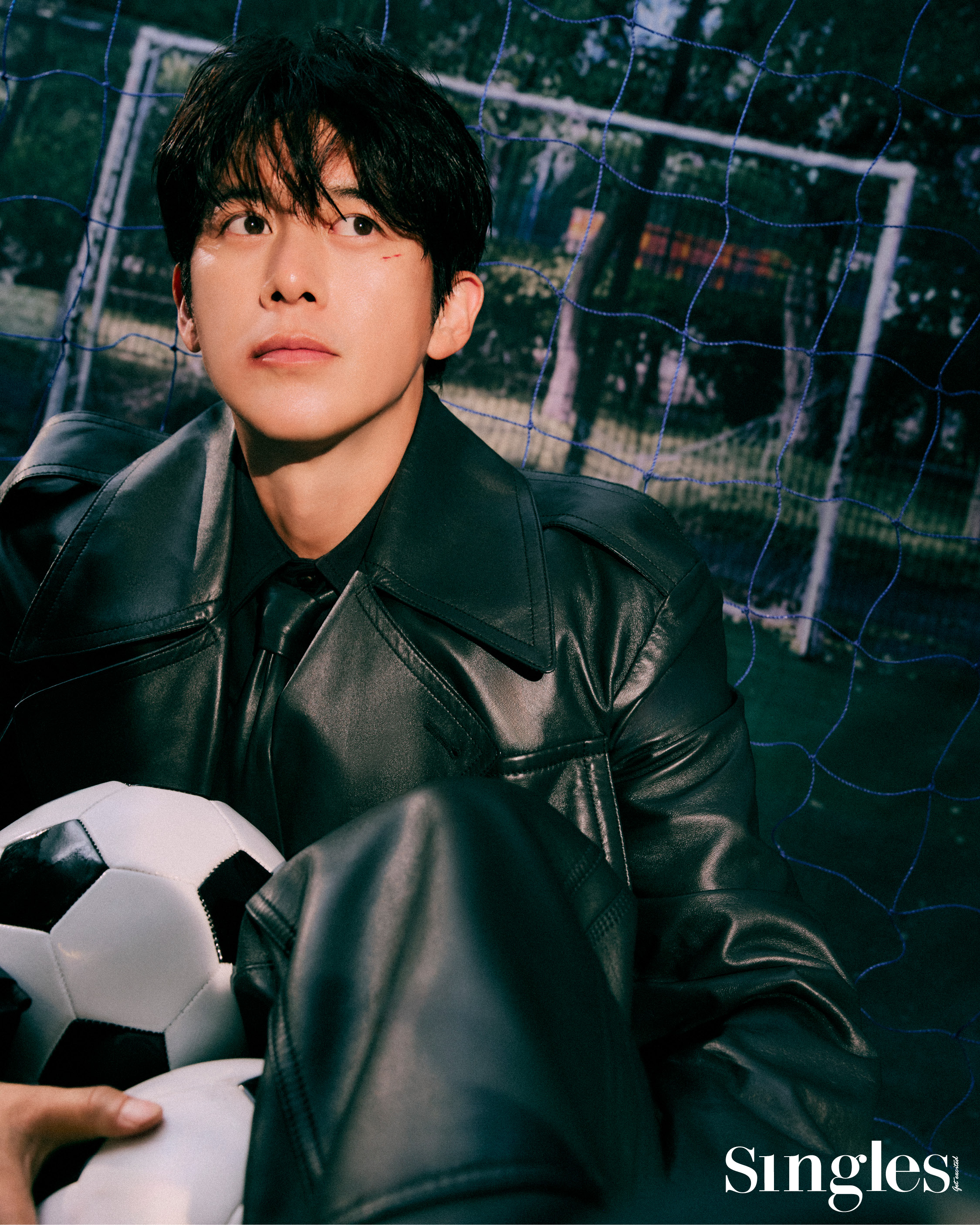 셀럽, 셀럽 화보, 싱글즈 화보, 가석방 심사관 이한신, 고수, 권유리, 백지원, 이학주, 보테가 베네타, 샵사이다, 더티스, 루부탱, 데우스, 옌드, 티링제이, 골든듀